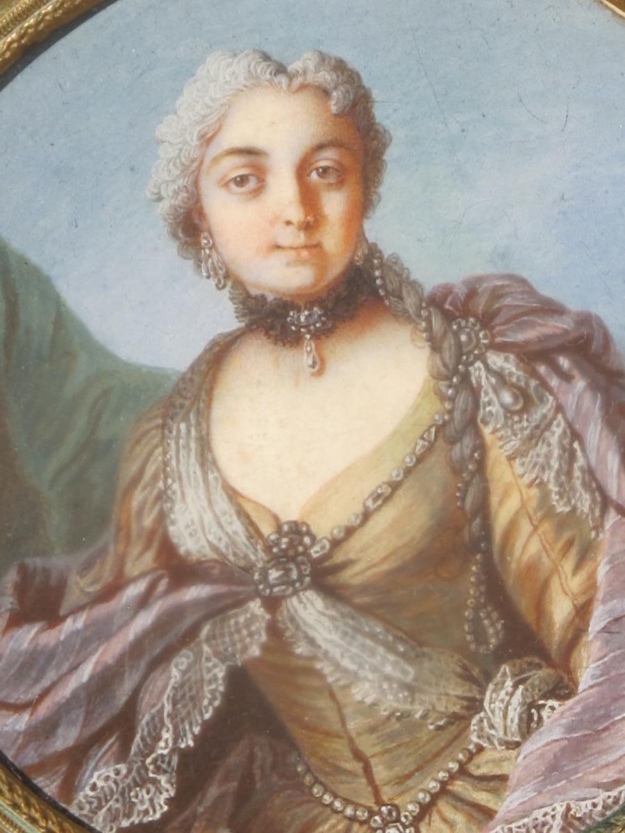 Gorgeous Miniature Woman With Satin Gown Pearl Necklace Era XVIII Century-photo-3