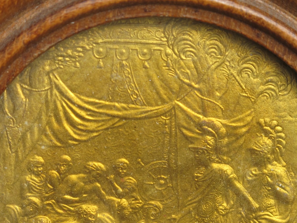 Golden Medallion Representing The Family Of Darius Imploring The Clemency Of Alexander-photo-1