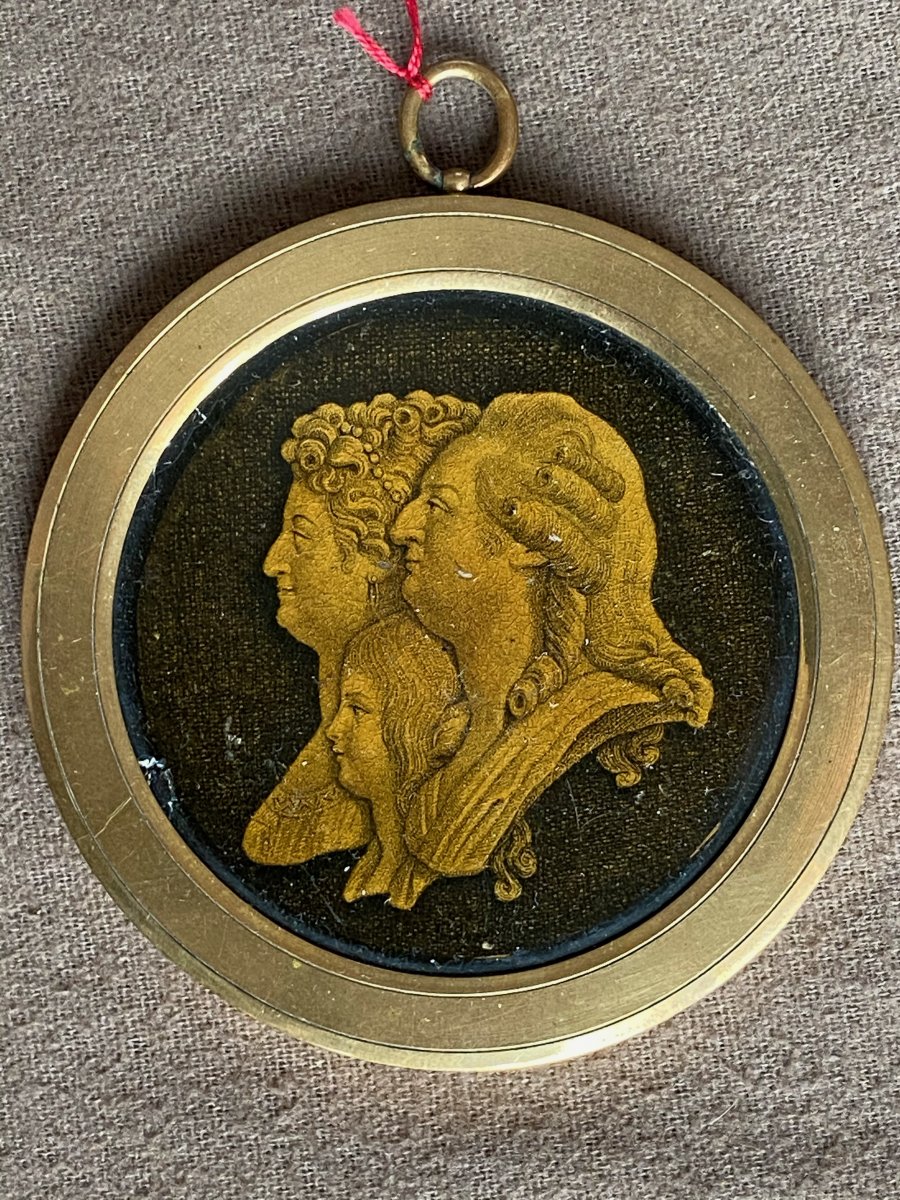 Médaillon Double Face Avec La Famille Royale Française Louis XVI Marie Antoinette Louis XVII Et De l'Autre Face La Famille d'Espagne 