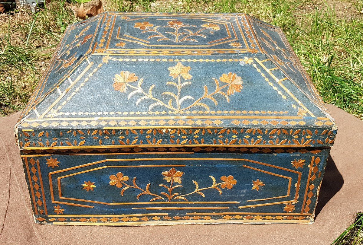 Beau Et Rare Coffret Décor De Paille A Fond Bleu 