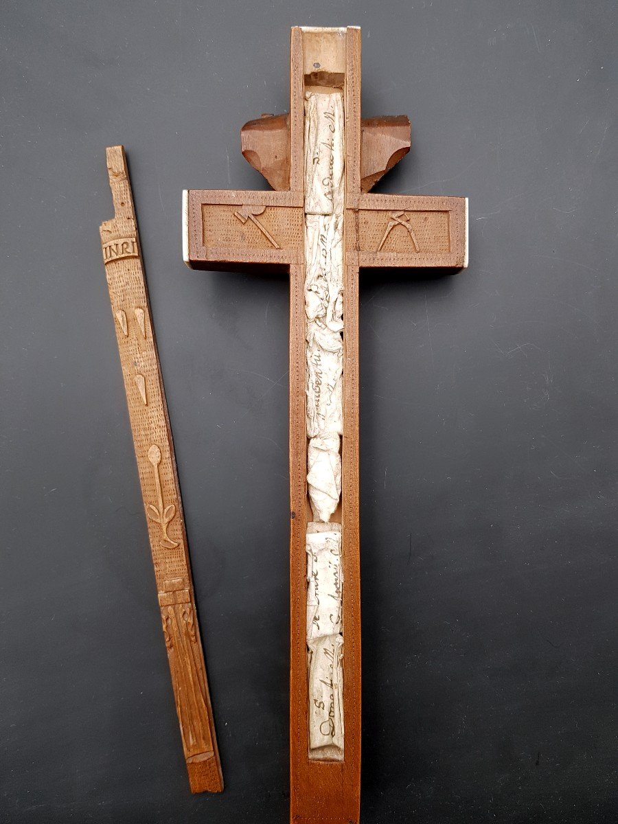 crucifix reliquaire en bois sculpté avec une "cache" pour les relique à l'arrière vierge, Dieu -photo-4