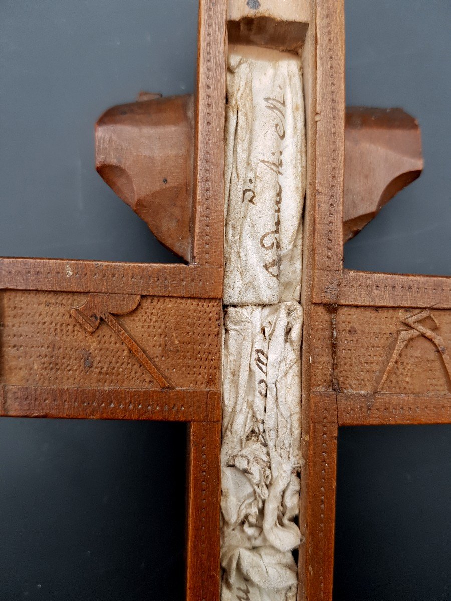 crucifix reliquaire en bois sculpté avec une "cache" pour les relique à l'arrière vierge, Dieu -photo-3