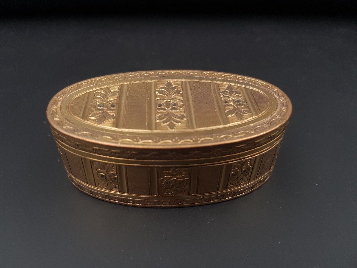 Oval Box In Pomponne Louis XVI Period Very Well Gilded Decorated With Bands Of Flowers