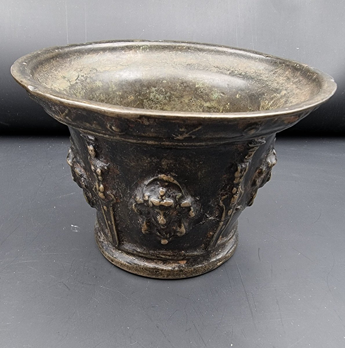 Mortar In French Bronze XVII E Century Caryatids And Mascarons Fleurs De Lys-photo-1