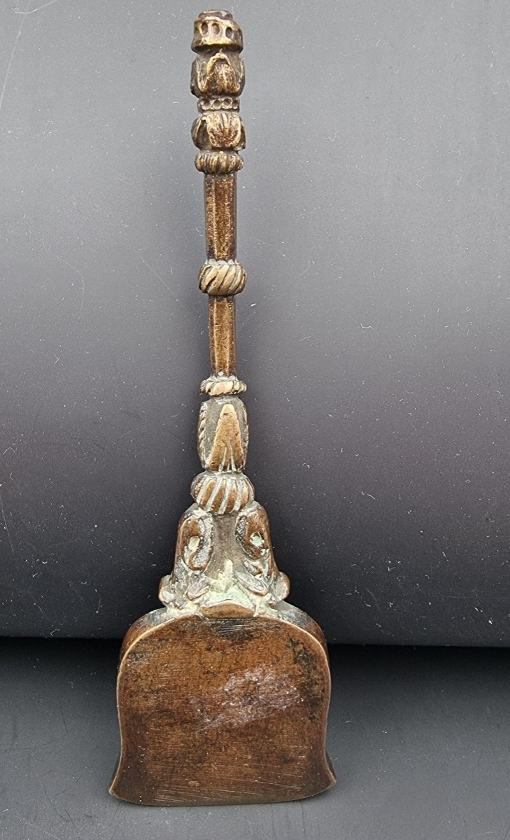 Shovel A Braise Or A Couvot In Bronze XVII E Century Beautiful Decor Of Acanthus Leaves-photo-1