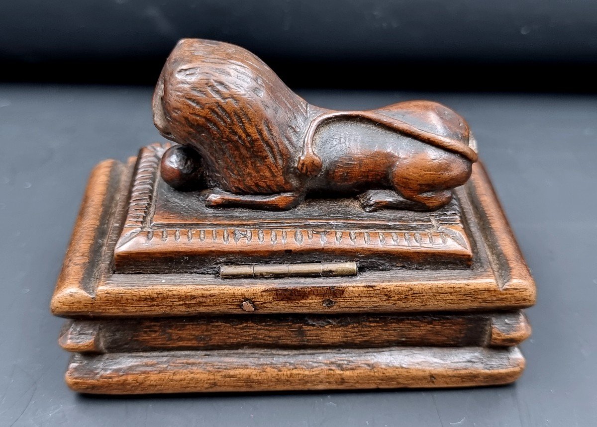 Zoomorphic Snuff Box Representing A Carved Lion Lying Down, Popular Work Of The XIX E Century-photo-1
