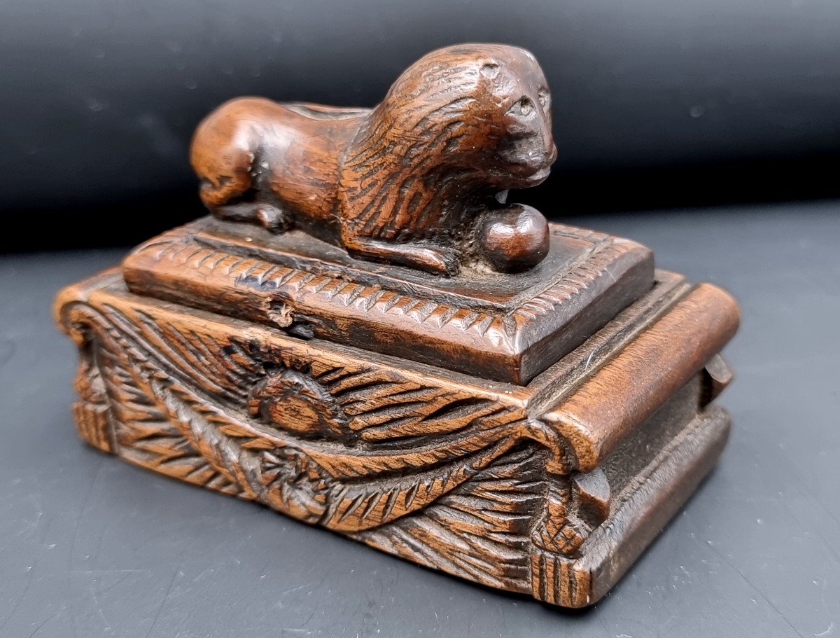 Tabatière Zoomorphe Représentant Un Lion Sculpté Couché , Travail Populaire  Du XIX E Siècle