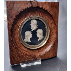 miniature  famille composée de trois  portraits de profil en grisaille sur fond noir XVIIIe S