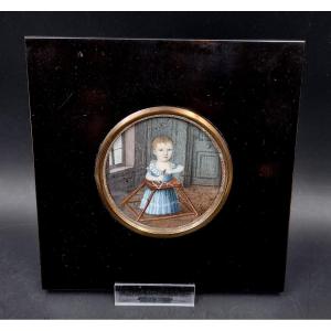 Miniature enfant jouant dans son trotteur ou youpala dans un intérieur