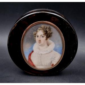 boite circulaire en écaille avec une miniature d'une jeune femme à la mode Charles X 1830