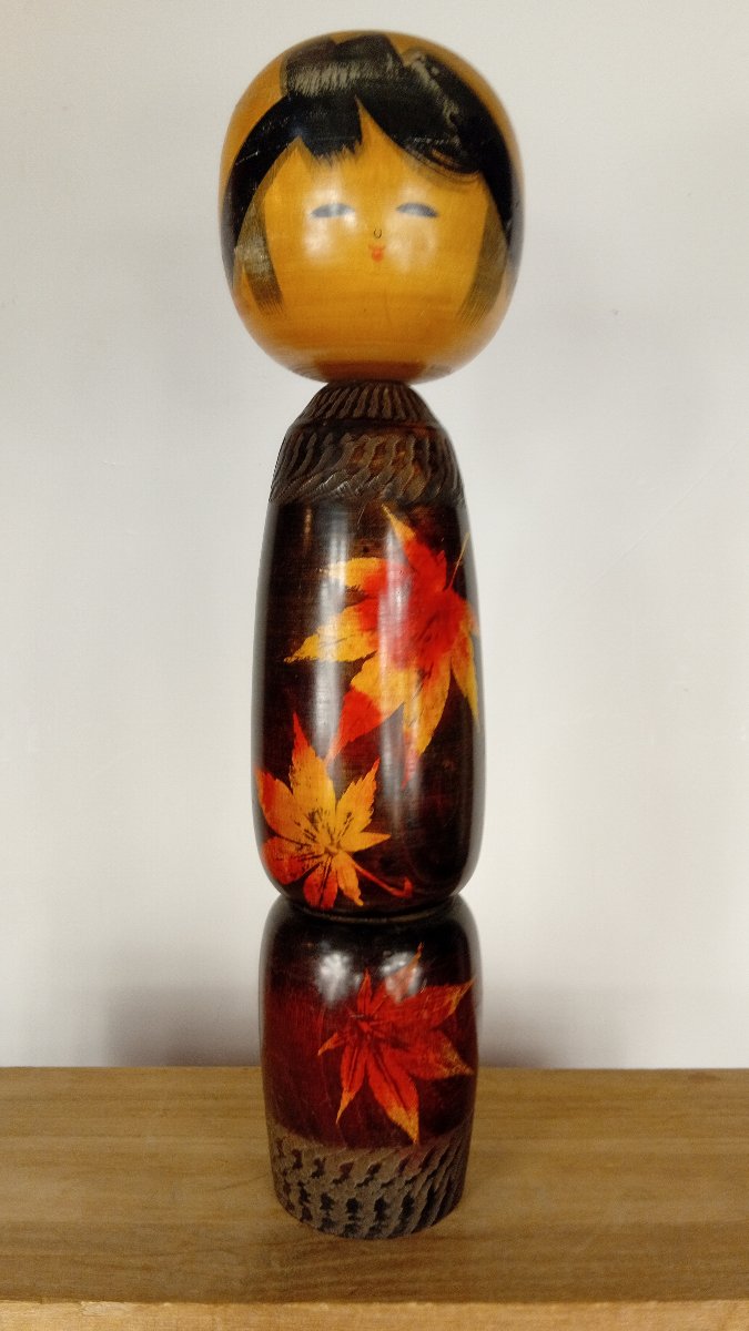 Grande kokeshi  par Sato Kozon - laqué feuilles d’érable #914
