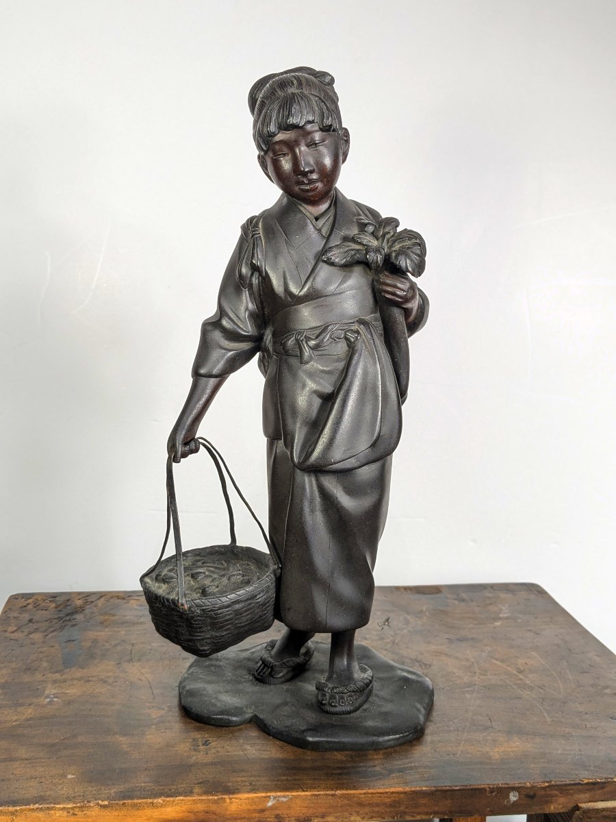 Jeune fille au panier d’anguilles - bronze fin ére Meiji ou Taisho - circa 1900-1920