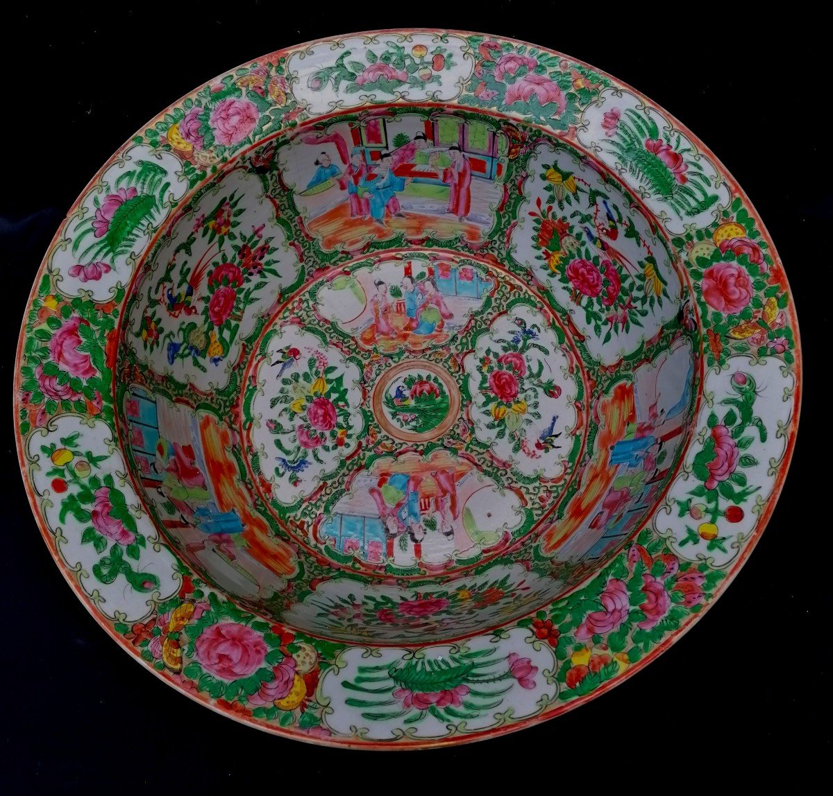 Canton Porcelain Basin - Palace Scenes - China XIX Eme - 41 Cm In Diameter -