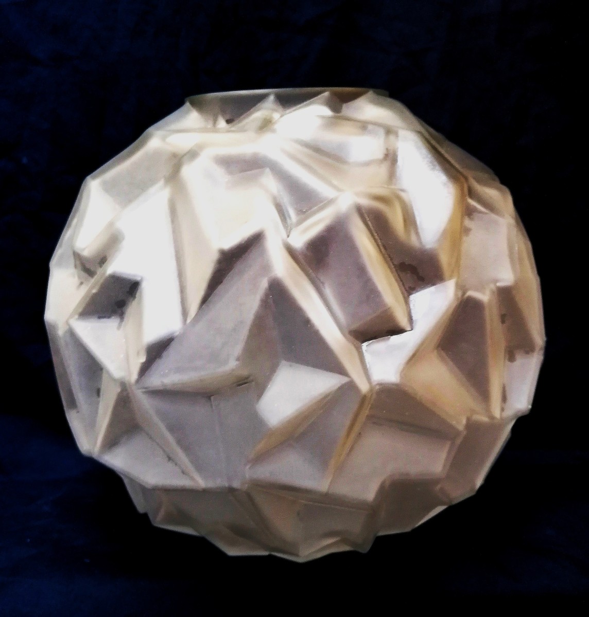 Vase Boule en Verre Pressé Moulé Art Déco - DLG d'André Hunebelle - Décor Géometrique - 30 X 31