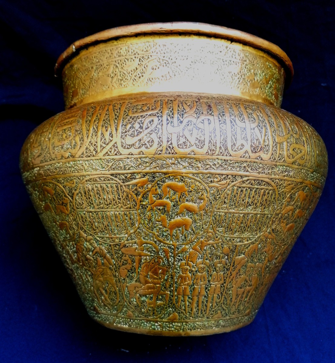 Indo-persian Basin In Chiseled Copper Or Brass - Calligraphy - Characters - Animals - 19th Century -