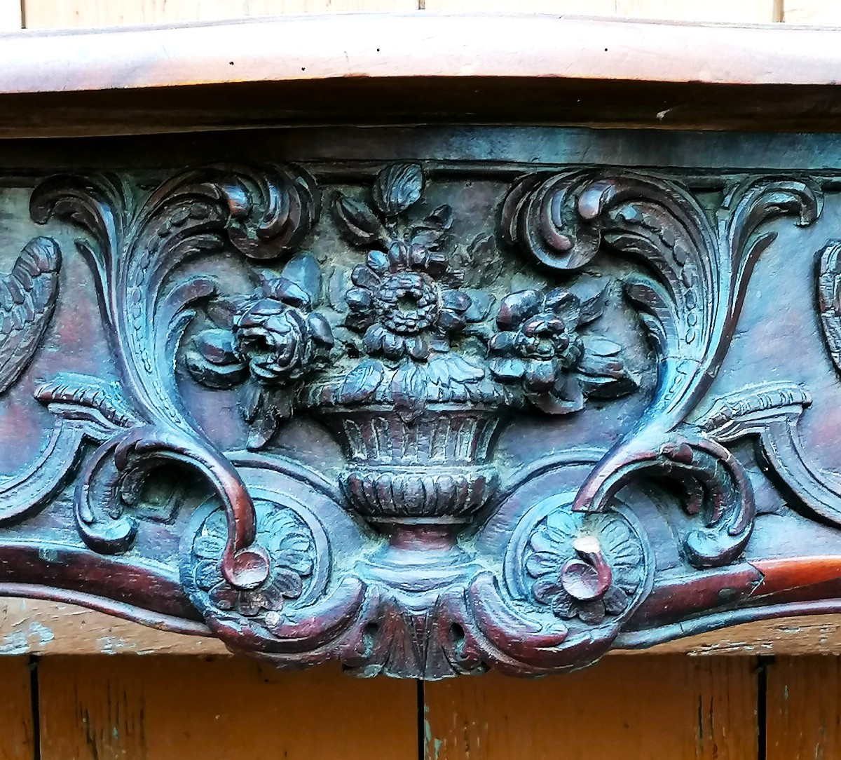 CHEMINEE LOUIS XV EN NOYER - TRES FINEMENT SCULPTEE - ENTRELACS ET PERROQUETS --photo-1