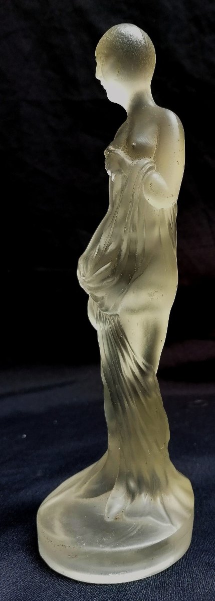 SCULPTURE ART DECO - JEUNE FEMME EN VERRE PRESSE MOULE ET SATINE - XXEME --photo-3