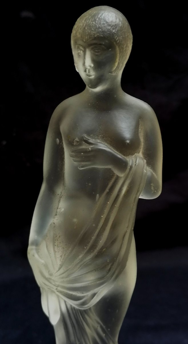 SCULPTURE ART DECO - JEUNE FEMME EN VERRE PRESSE MOULE ET SATINE - XXEME -