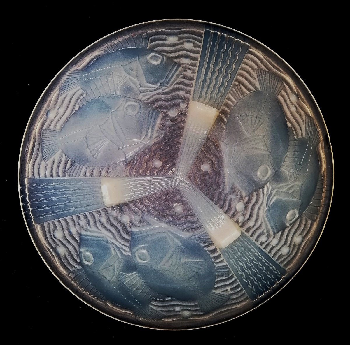 PIERRE D'ASVEN - COUPE EN VERRE MOULE PRESSE EN BLEU OPALISCENT - DECOR AUX POISSONS - ART DECO-photo-2
