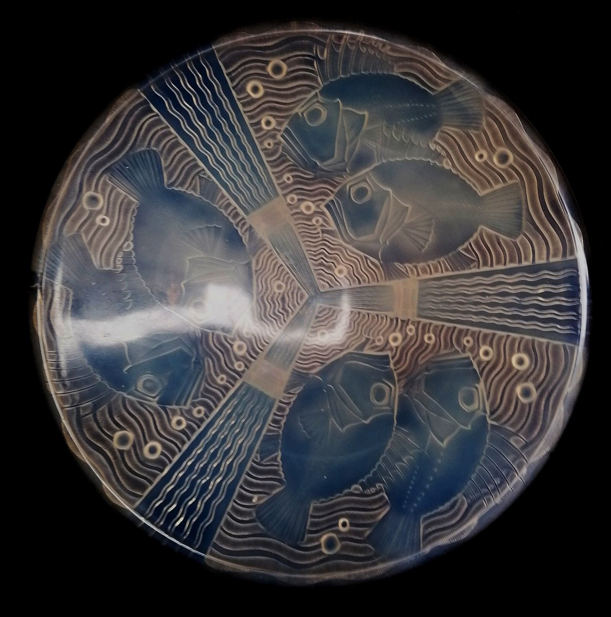 PIERRE D'ASVEN - COUPE EN VERRE MOULE PRESSE EN BLEU OPALISCENT - DECOR AUX POISSONS - ART DECO-photo-1