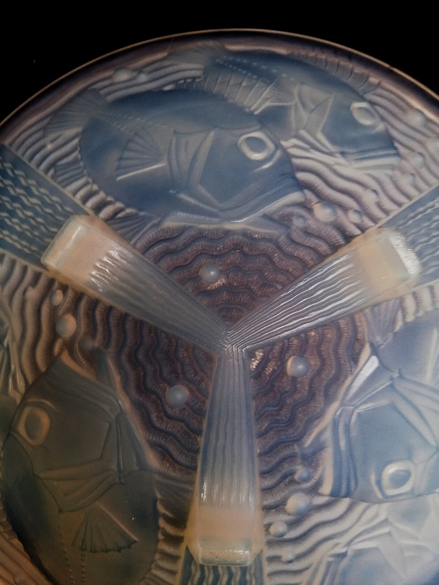 PIERRE D'ASVEN - COUPE EN VERRE MOULE PRESSE EN BLEU OPALISCENT - DECOR AUX POISSONS - ART DECO-photo-3