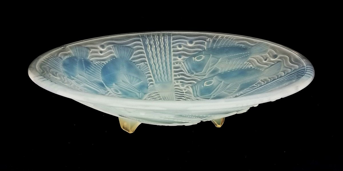 PIERRE D'ASVEN - COUPE EN VERRE MOULE PRESSE EN BLEU OPALISCENT - DECOR AUX POISSONS - ART DECO