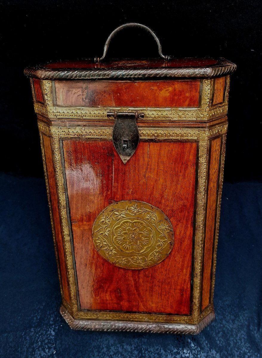 CONTENER - COFFRE - BOITE A BOUTEILLES DE VIN - BOIS EXOTIQUR BARDE DE CUIVRE REPOUSSE - XIXEME-photo-2