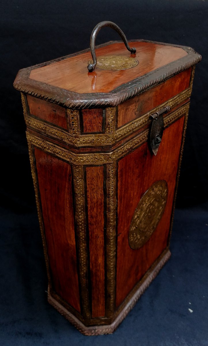CONTENER - COFFRE - BOITE A BOUTEILLES DE VIN - BOIS EXOTIQUR BARDE DE CUIVRE REPOUSSE - XIXEME