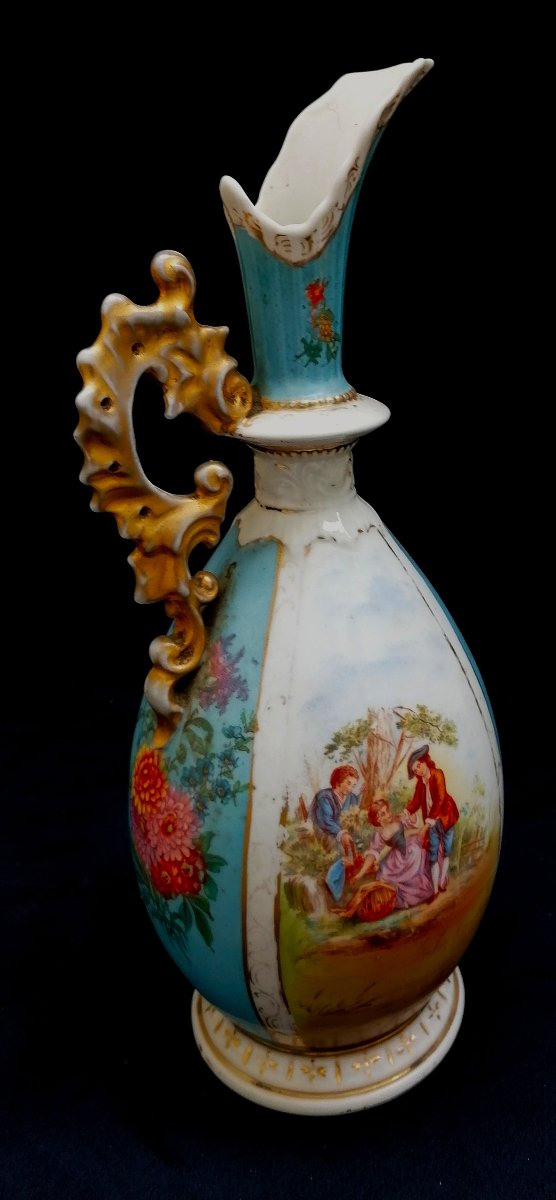 AIGUIERE EN PORCELAINE - DECORS DE SCENES GALANTES ET BOUQUETS DE FLEURS - FIN XIXEME -