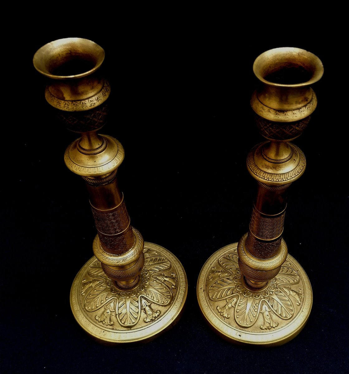 PAIRE DE BOUGEOIRS OU FLAMBEAUX EN BRONZE ET LAITON CISELES  - EPOQUE RESTAURATION - XIXEME --photo-2