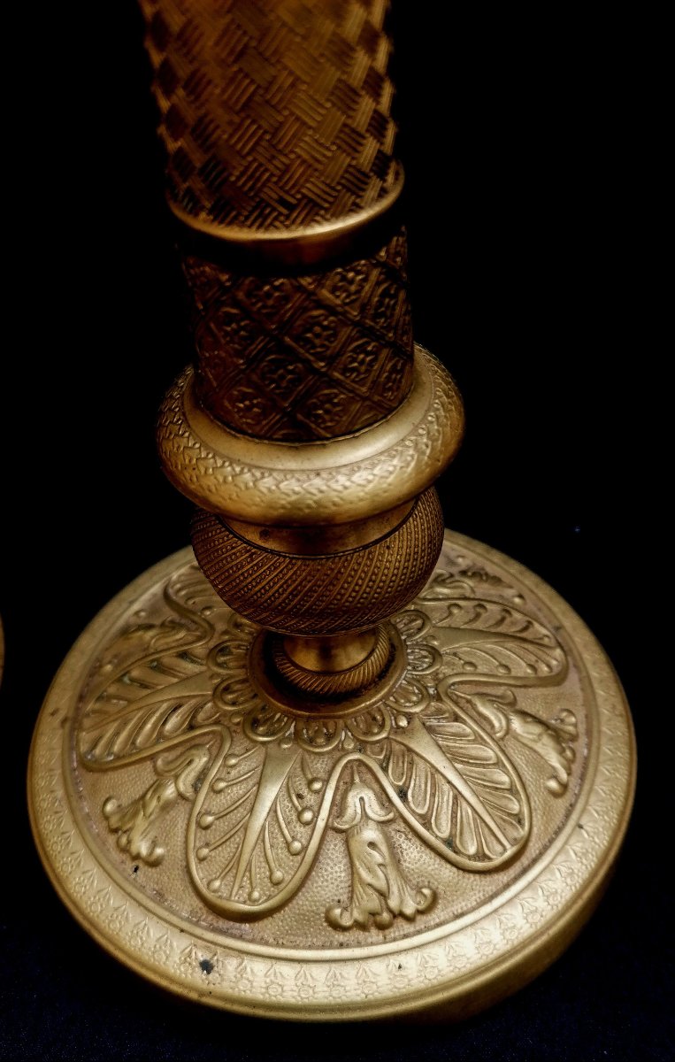 PAIRE DE BOUGEOIRS OU FLAMBEAUX EN BRONZE ET LAITON CISELES  - EPOQUE RESTAURATION - XIXEME --photo-4