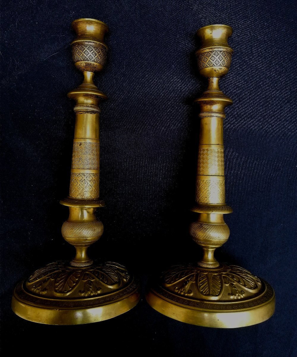PAIRE DE BOUGEOIRS OU FLAMBEAUX EN BRONZE ET LAITON CISELES  - EPOQUE RESTAURATION - XIXEME --photo-1