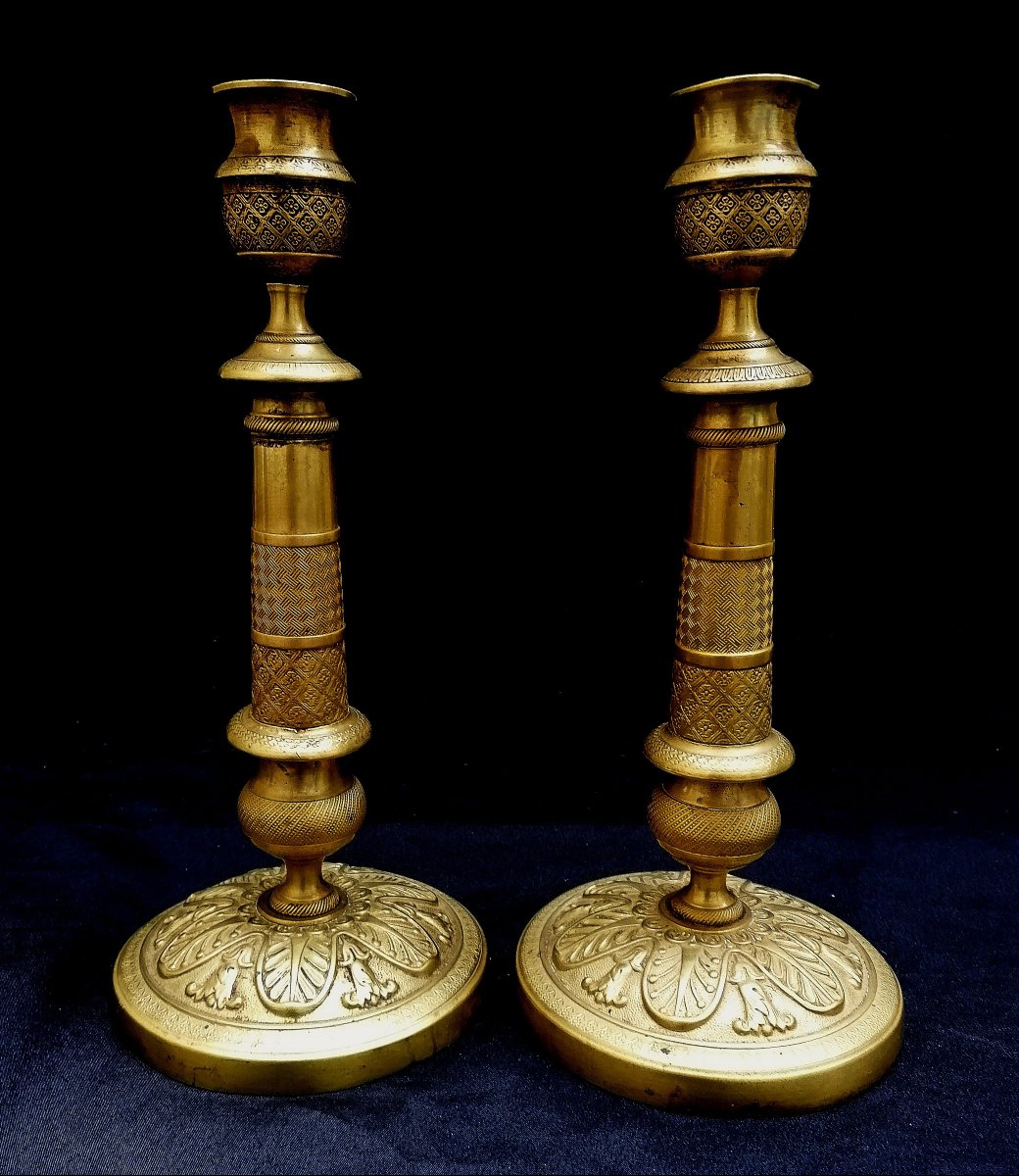 PAIRE DE BOUGEOIRS OU FLAMBEAUX EN BRONZE ET LAITON CISELES  - EPOQUE RESTAURATION - XIXEME -