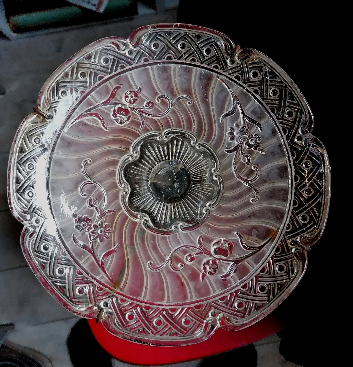 COUPE POLYLOBEE EN CRISTAL MOULE SUR UN PIED EN FER FORGE A DECOR DE FLEURS - CIRCA 1900 --photo-3