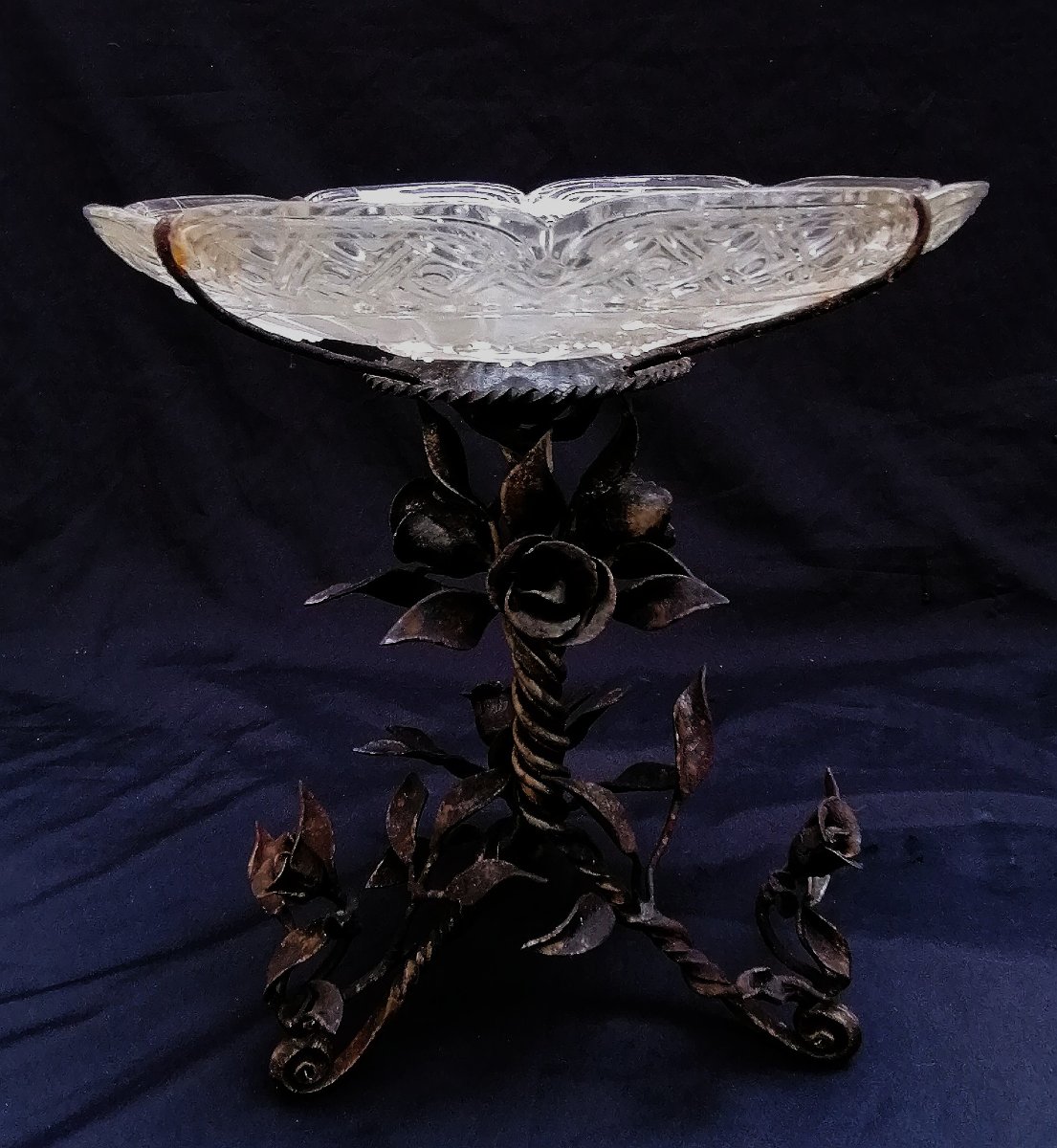 COUPE POLYLOBEE EN CRISTAL MOULE SUR UN PIED EN FER FORGE A DECOR DE FLEURS - CIRCA 1900 -