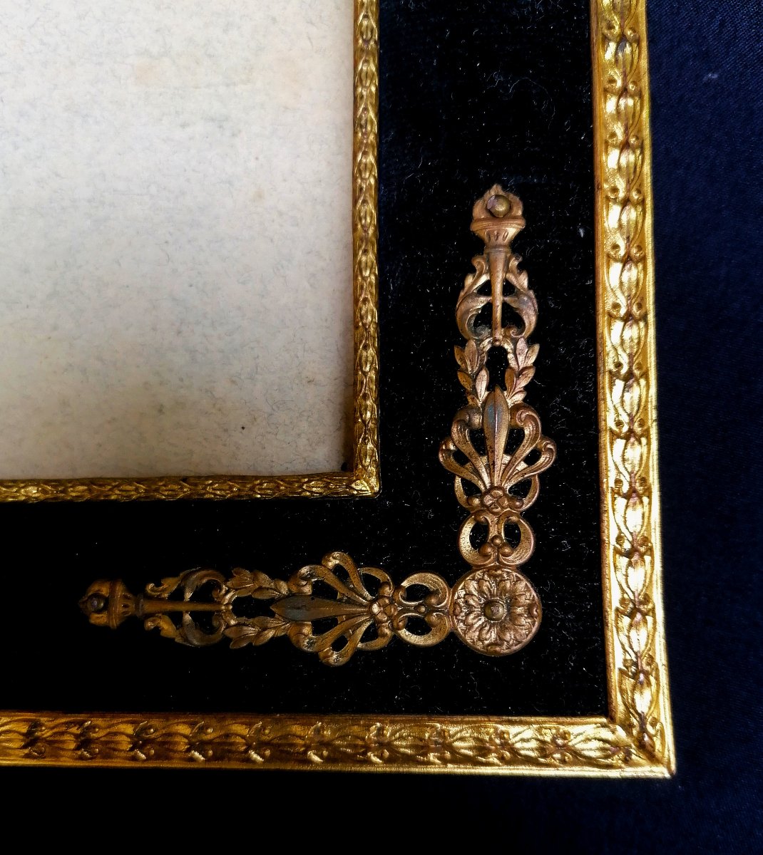 CADRE DE STYLE LOUIS XVI EN BRONZE ET LAITON CISELE ET DORE - EPOQUE FIN XIX DEBUT XXEME --photo-2