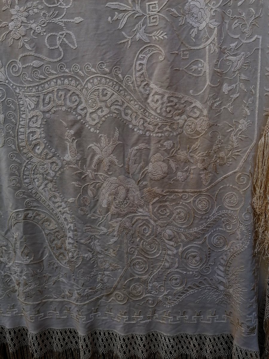 Antique Chinese Embroidered Shalw From Manila - Silk Embroidered With Flowers And Roses - Late 19th Century --photo-2