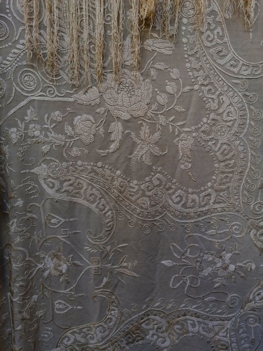 Antique Chinese Embroidered Shalw From Manila - Silk Embroidered With Flowers And Roses - Late 19th Century --photo-1