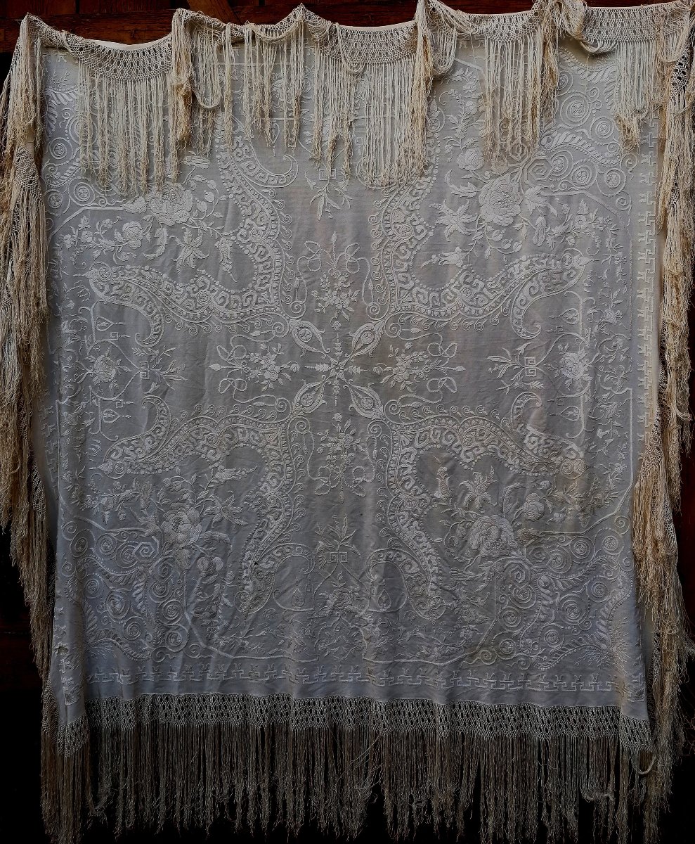Antique Chinese Embroidered Shalw From Manila - Silk Embroidered With Flowers And Roses - Late 19th Century -