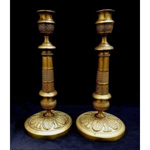 PAIRE DE BOUGEOIRS OU FLAMBEAUX EN BRONZE ET LAITON CISELES  - EPOQUE RESTAURATION - XIXEME -