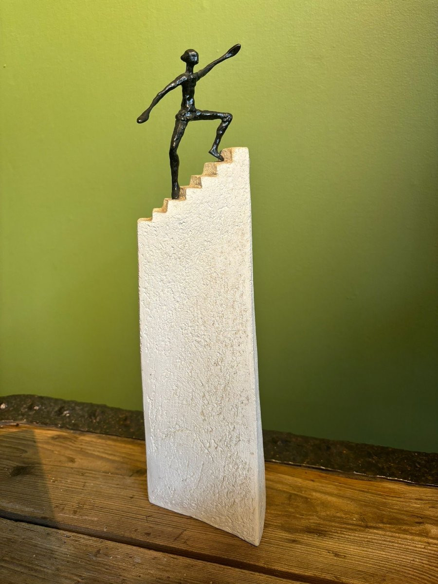 Sculpture contemporaine homme gravissant escalier-photo-2