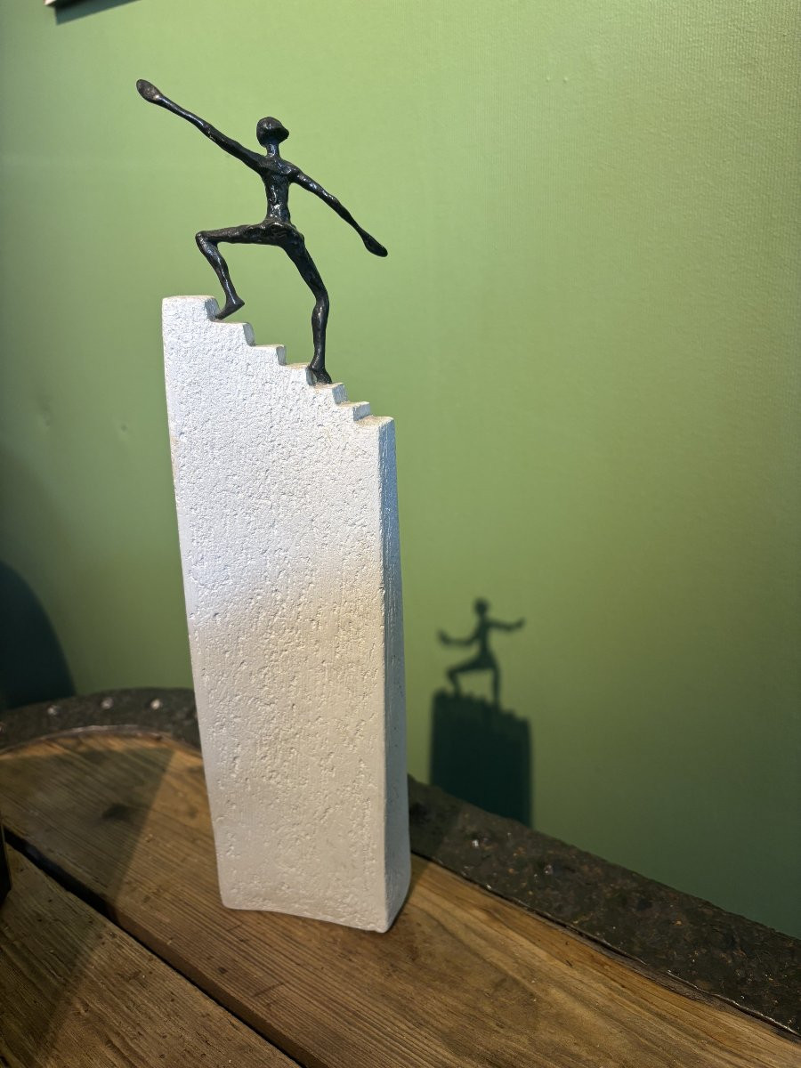 Sculpture contemporaine homme gravissant escalier-photo-3