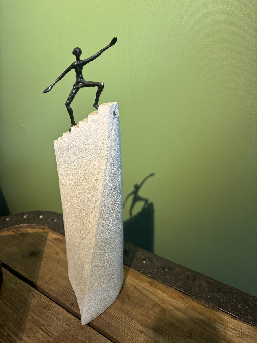 Sculpture contemporaine homme gravissant escalier-photo-4