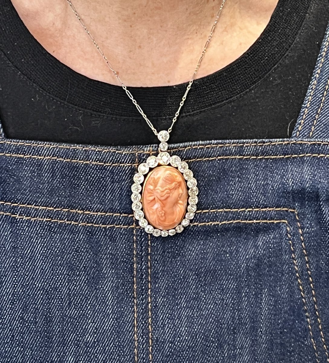 Necklace In Yellow Gold, Platinum, Coral Cameo And Old-cut Diamonds Totaling 3.50 Carats-photo-4