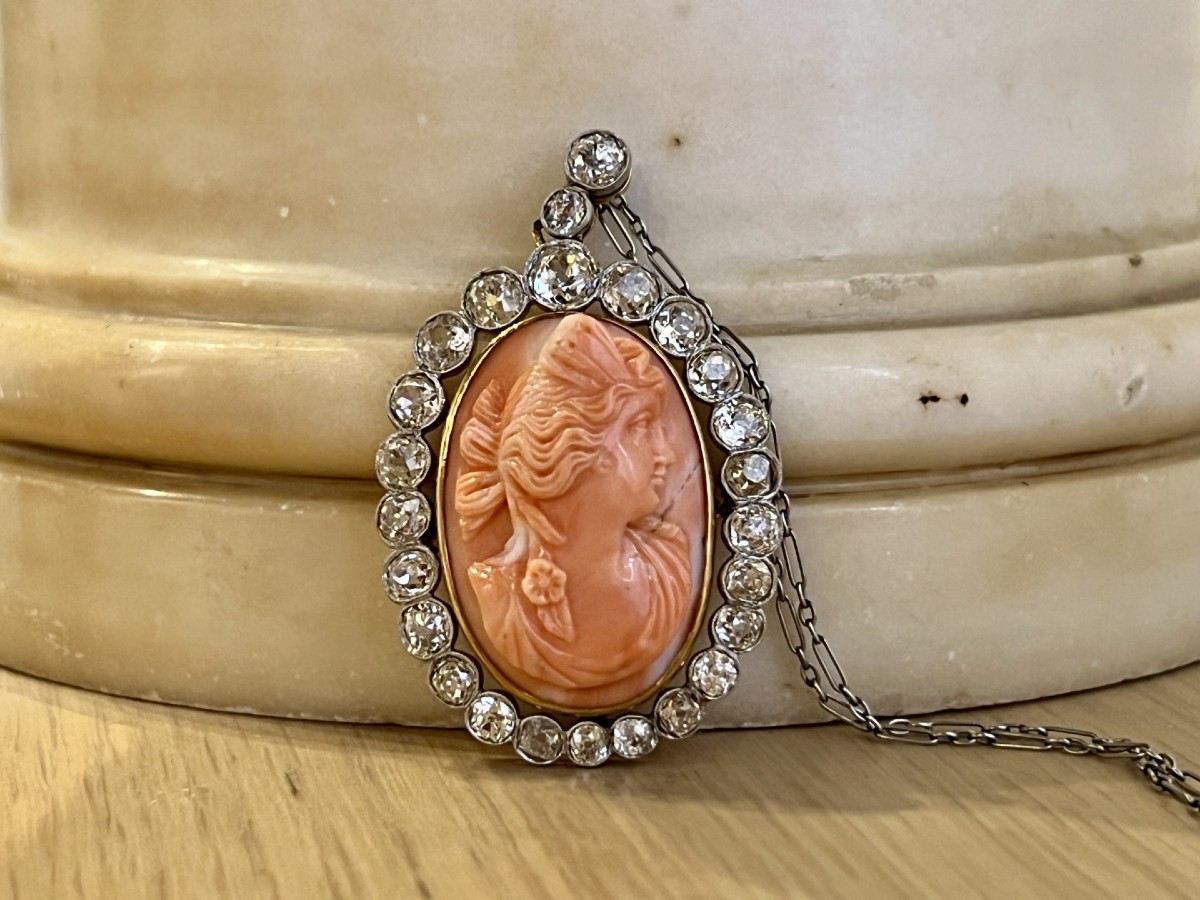 Necklace In Yellow Gold, Platinum, Coral Cameo And Old-cut Diamonds Totaling 3.50 Carats