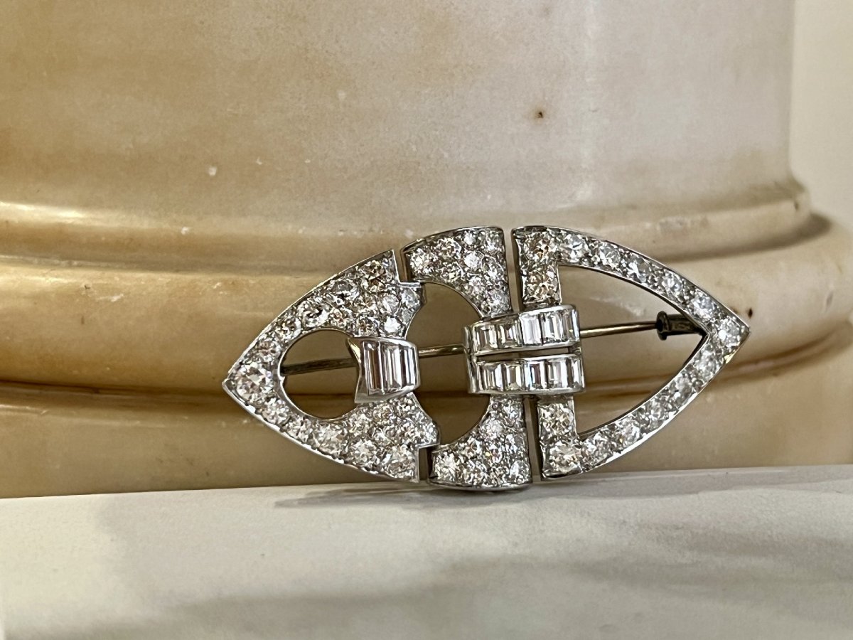 Broche Art Déco en or blanc, platine, diamants demi-taille et diamants baguette vers 1930-photo-2