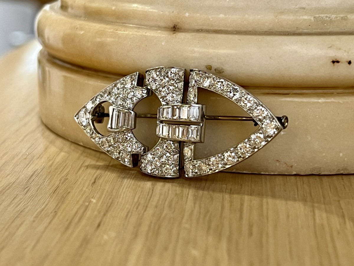 Broche Art Déco en or blanc, platine, diamants demi-taille et diamants baguette vers 1930