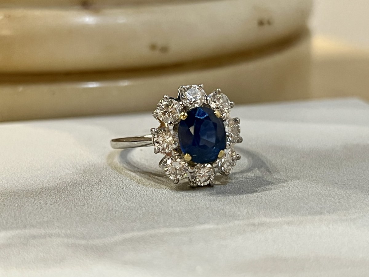 Marguerite Ring In White And Yellow Gold, Oval Sapphire Of 1.60 Carats And Diamonds Totaling 1.20 Carats-photo-2
