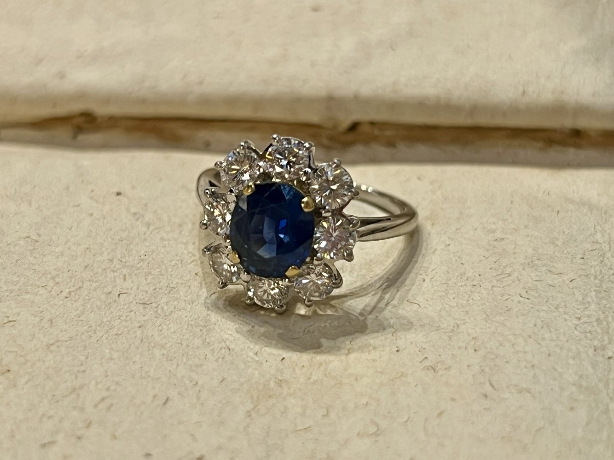 Marguerite Ring In White And Yellow Gold, Oval Sapphire Of 1.60 Carats And Diamonds Totaling 1.20 Carats-photo-3