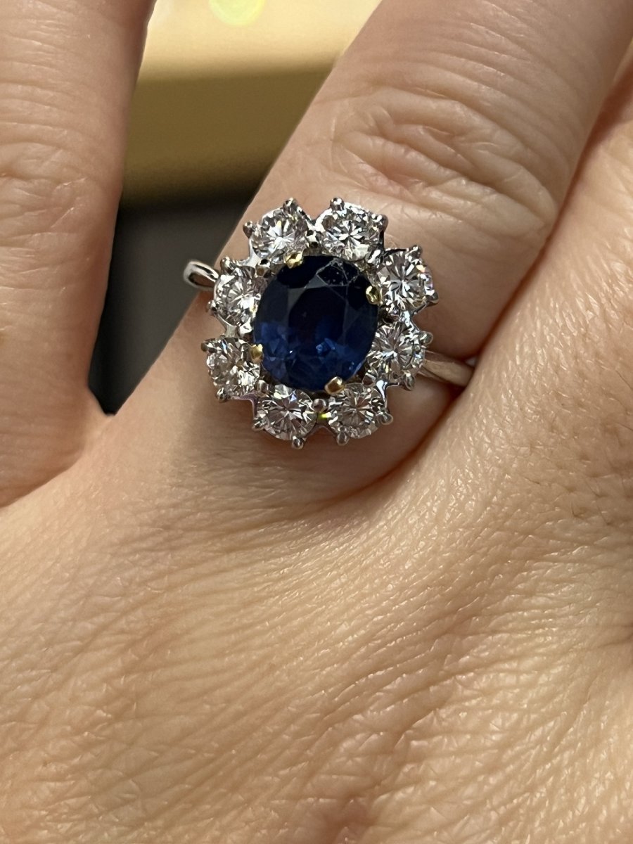 Marguerite Ring In White And Yellow Gold, Oval Sapphire Of 1.60 Carats And Diamonds Totaling 1.20 Carats-photo-4